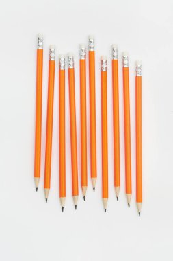 Saf beyaz arka plan üzerinde şaşırtıcı izole kalem. Turuncu kalem