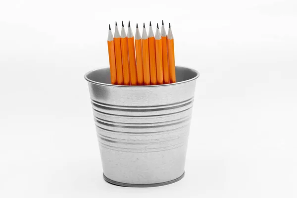 Crayons Orange Isolés Sur Fond Blanc Propre Dans Seau Métal — Photo