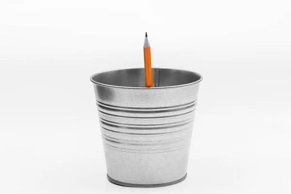 在金属桶中干净的白色背景上的独立橙色铅笔 — 图库照片