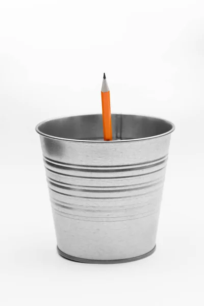 Elszigetelt Narancs Ceruzát Egy Fém Vödröt Tiszta Fehér Alapon — Stock Fotó