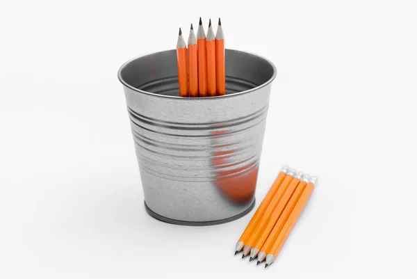 Crayons Orange Isolés Sur Fond Blanc Propre Dans Seau Métal — Photo