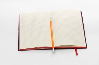 Siyah ciltli defter, beyaz açık flip kıvırmak sayfa haddelenmiş ve mockup için arka plan üzerinde izole kalem üstten görünüm koleksiyonu