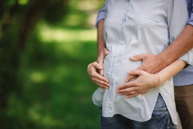 Mide sarılma bekliyor bebek genç Çift