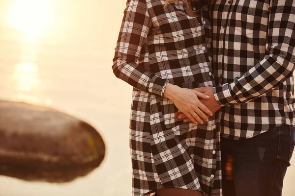 Casal Jovem Esperando Bebê Abraçando Estômago — Fotografia de Stock