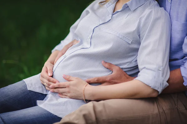 Joven Pareja Esperando Bebé Abrazando Estómago — Foto de Stock