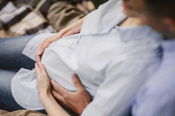若いカップル期待して赤ちゃんの胃を抱き締める — ストック写真