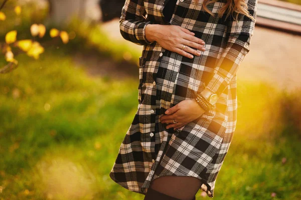 Silueta Una Mujer Embarazada Hermoso Vestido Sobre Fondo Claro — Foto de Stock