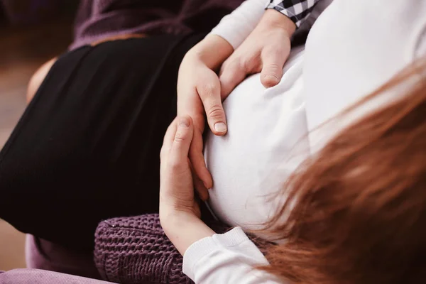 Joven Pareja Esperando Bebé Abrazando Estómago —  Fotos de Stock