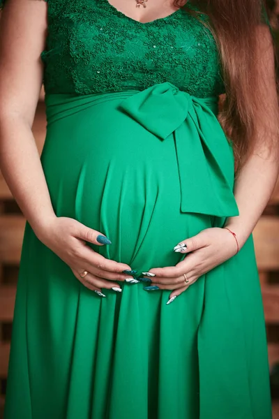 Silueta Una Mujer Embarazada Hermoso Vestido Sobre Fondo Claro —  Fotos de Stock