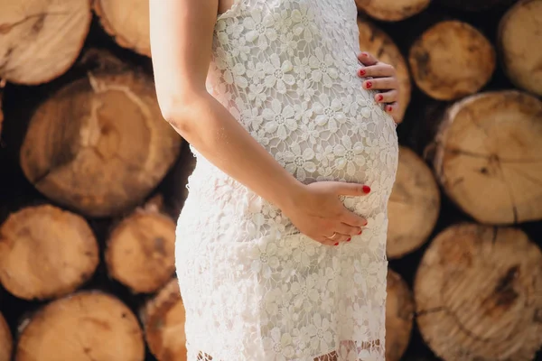 Sylwetka Kobiety Ciąży Pięknej Sukience Jasnym Tle — Zdjęcie stockowe