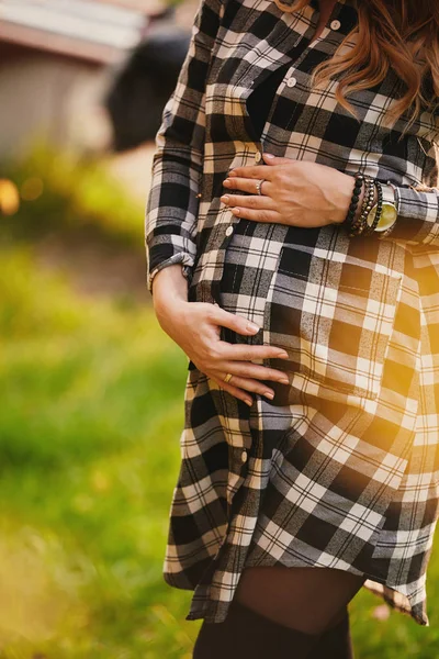 Silueta Una Mujer Embarazada Hermoso Vestido Sobre Fondo Claro —  Fotos de Stock