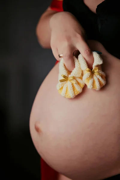 Pregnang Kobieta Buty Małe Dziecko Ręce — Zdjęcie stockowe