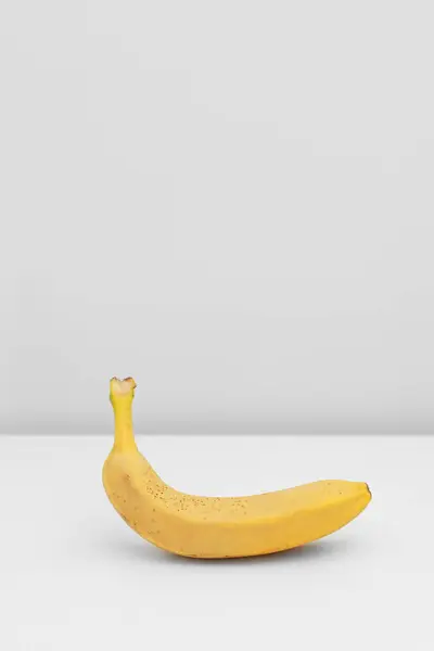 Único Amarelo Banana Madura Isolado Fundo Branco — Fotografia de Stock