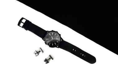 saatler ve masanın üzerine kol düğmeleri