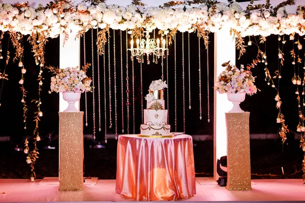 Hochzeitsschmuck Tisch Mit Hochzeitstorte Kerzen Licht Und Blumen — Stockfoto