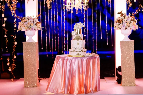 Hochzeitsschmuck Tisch Mit Hochzeitstorte Kerzen Licht Und Blumen — Stockfoto