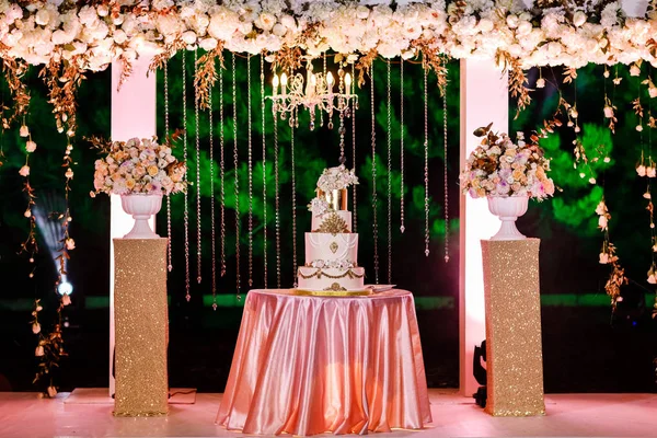 Esküvői Dekoráció Táblázat Egy Esküvői Torta Gyertyák Fény Virágok — Stock Fotó