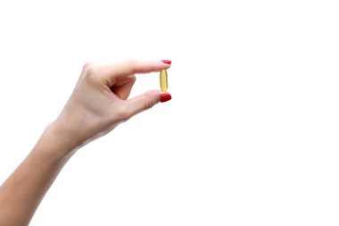 Omega 3 kapsül beyaz arka planda tutan el. Yakın çekim. Yüksek çözünürlüklü ürün. Sağlık kavramı