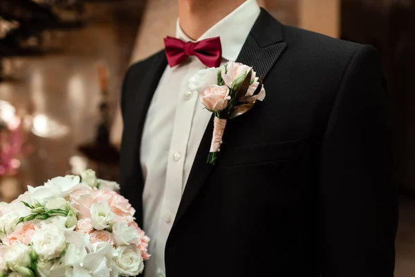 Gros plan d'un cadre recadré est un bouquet tendre de roses dans les mains d'un marié . — Photo