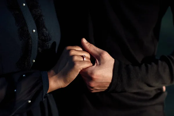 İki sevgili, bir çift, bir erkek ve bir kız ellerini tutuyor. Kızın elini üstünde bir alyans var. aşk kavramı — Stok fotoğraf