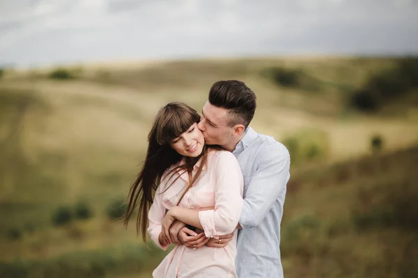 Loving ungt par kyssas och kramas i utomhus. Kärlek och te — Stockfoto