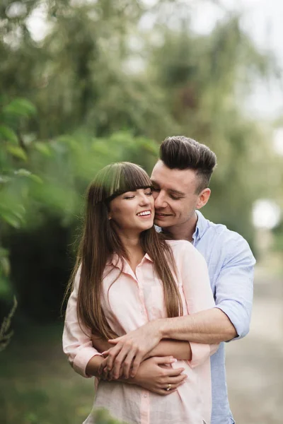 Amar jovem casal beijando e abraçando ao ar livre. Amor e te — Fotografia de Stock