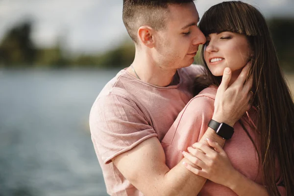 Liebende junge Paare, die sich im Freien küssen und umarmen. Liebe und Liebe — Stockfoto