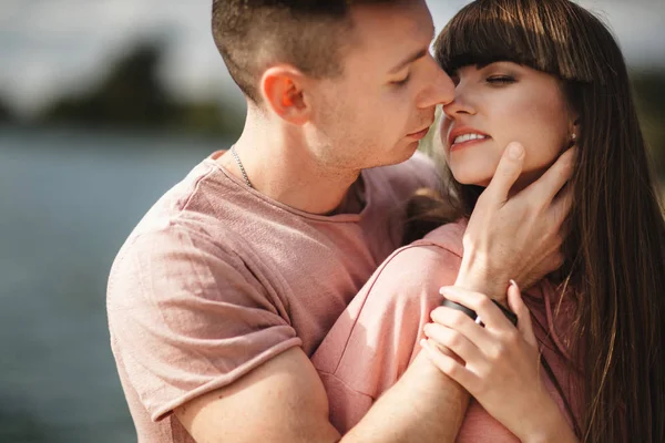 Szerető fiatal pár csókolózás és ragaszkodás a szabadban. Szeretet és te — Stock Fotó