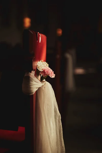 教会の花での椅子のための結婚式の装飾 — ストック写真