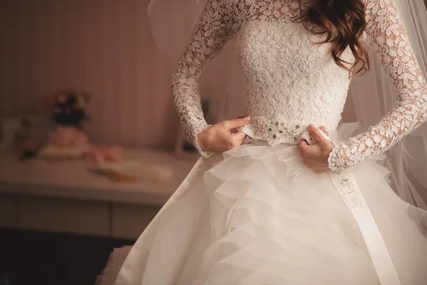 Mattina della sposa quando indossa un bel vestito, la donna si prepara prima della cerimonia nuziale. Preparatoina per la tessitura — Foto Stock