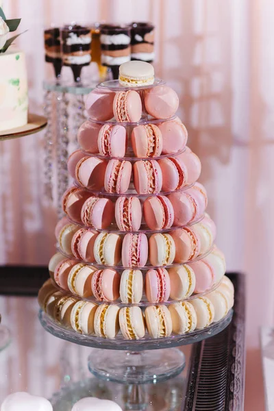 Kleurrijke macarons staan in ronde transparante gewicht als onderdeel van candy bar zoete tabel — Stockfoto