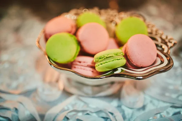 Bunte Macarons stehen in runden transparenten Gewicht als Teil der Schokoriegel Sweet Table — Stockfoto