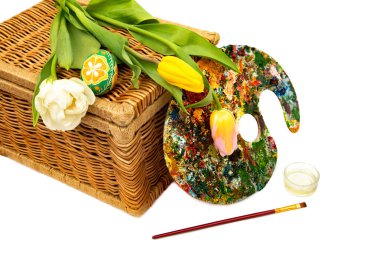 Paskalya yumurtaları ve Lale. Beyaz bir arka planda Paskalya tatil kavramı Lale ile Paskalya yumurtaları. Palet renkli boyalar, boya fırçası ile Paskalya yortusu yumurta