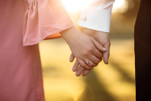 Jeune couple tenant la main sur l'anneau du bras. Vue rapprochée — Photo