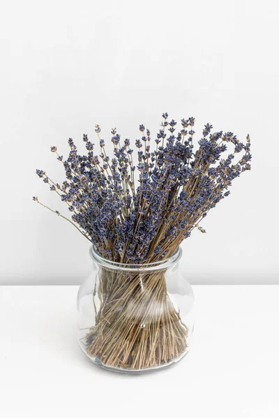 Flores de lavanda em vaso de vidro, fundo de madeira branco, conceito de spa, aromaterapia. Flores de lavanda de perto — Fotografia de Stock