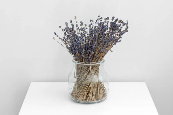 Flores de lavanda em vaso de vidro, fundo de madeira branco, conceito de spa, aromaterapia. Flores de lavanda de perto — Fotografia de Stock
