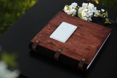ahşap photobook masanın üzerinde. yazıt için bir yer. Üstten Görünüm