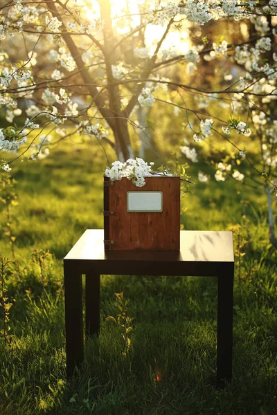 Houten fotoboek op tafel. plaats voor de inscriptie — Stockfoto