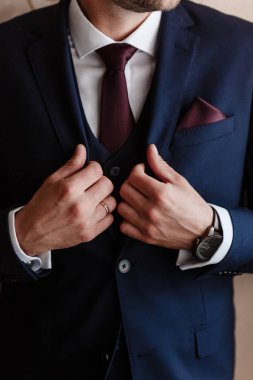 Yakışıklı şık genç moda erkek ceket smokin Klasik takım elbise kostüm ve papyon. Modern iş adamı