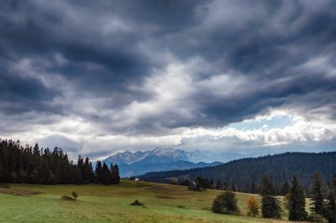 güzel büyük ölçekli dağ manzarası. bulutlu sonbahar günü. Güneş Bulutların arasından kırmaya çalışıyor. Dramatik sahne. Karpat, Ukrayna, Europe