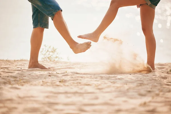 Junges Paar spielt mit Sand. Sommerlicher Lebensstil. Füße im Sand am Strand — Stockfoto