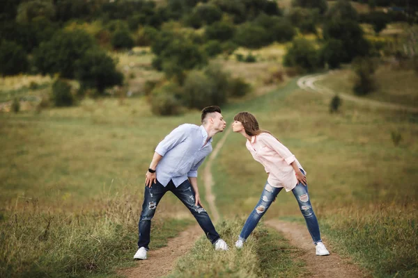 Amar a la joven pareja besándose y abrazándose al aire libre. Amor y ternura, citas, romance, familia, concepto de aniversario . — Foto de Stock