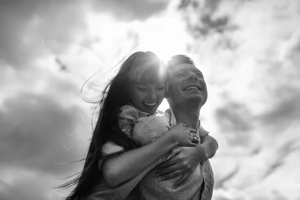 Louco jovem casal emocionalmente se divertindo, beijando e abraçando ao ar livre. Amor e ternura, romance, família, emoções, diversão. se divertindo juntos — Fotografia de Stock