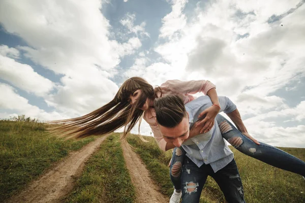 Pareja joven loca emocionalmente divertirse, besar y abrazar al aire libre. Amor y ternura, romance, familia, emociones, diversión. divertirse juntos — Foto de Stock