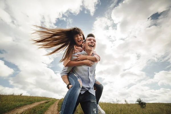 Cuplu tânăr nebun emoțional se distrează, se sărută și se îmbrățișează în aer liber. Dragoste și tandrețe, romantism, familie, emoții, distracție. Distracție împreună — Fotografie, imagine de stoc