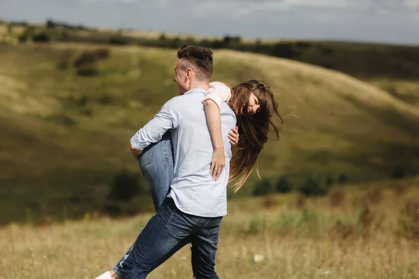 Pareja joven loca emocionalmente divertirse, besar y abrazar al aire libre. Amor y ternura, romance, familia, emociones, diversión. divertirse juntos —  Fotos de Stock