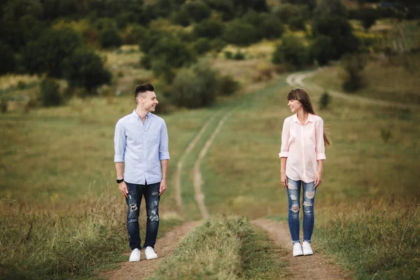 Pareja joven loca emocionalmente divertirse, besar y abrazar al aire libre. Amor y ternura, romance, familia, emociones, diversión. divertirse juntos — Foto de Stock