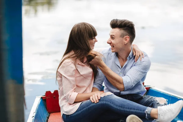 Crazy ungt par känslomässigt att ha kul, kyssar och kramar utomhus. Kärlek och ömhet, romantik, familj, känslor, kul. att ha roligt tillsammans — Stockfoto