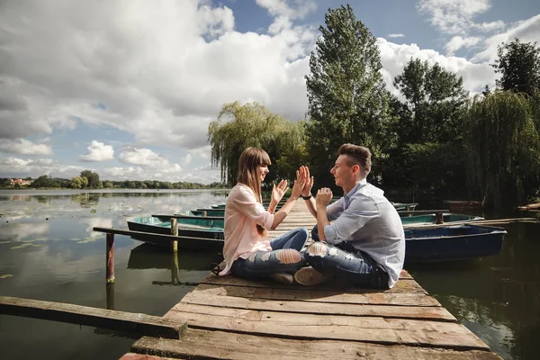 Pareja joven loca emocionalmente divertirse, besar y abrazar al aire libre. Amor y ternura, romance, familia, emociones, diversión. divertirse juntos — Foto de Stock