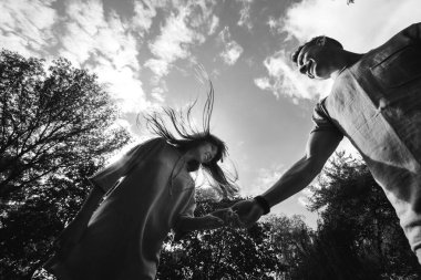 duygusal eğleniyor, öpüşme ve açık havada çılgın genç bir çift. Sevgi ve şefkat, romantizm, Aile, duygular, eğlenceli. birlikte eğleniyor